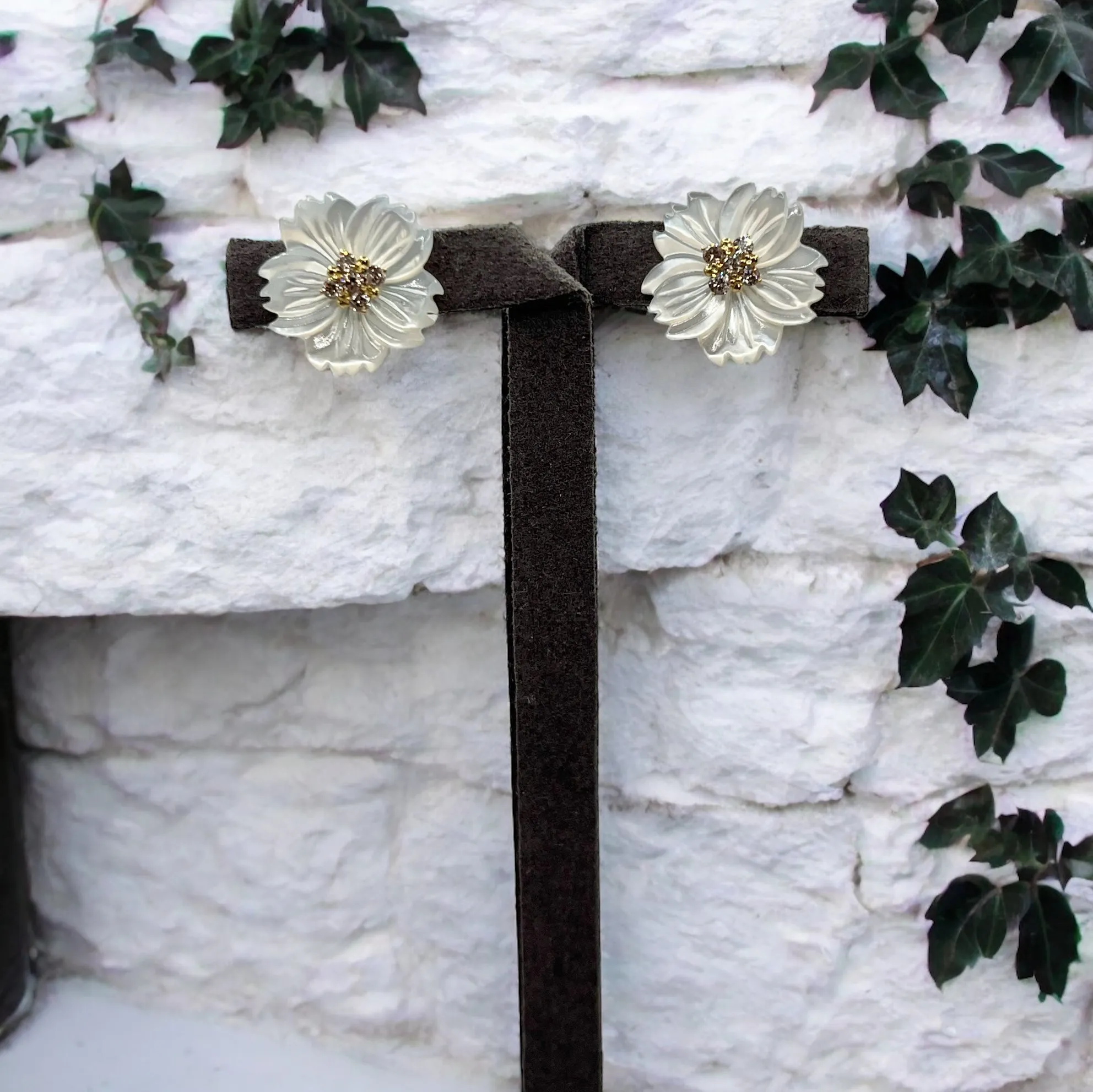 MOP FLOWER SETTING STUD EARRINGS